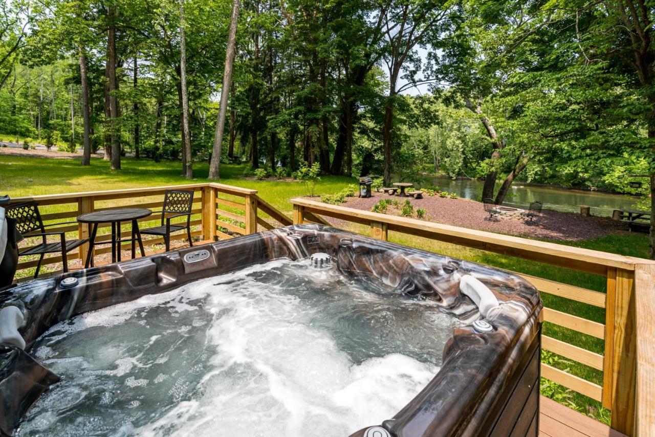 Riverside Log Cabin W Hot Tub Fire Pit Huge Deck Rileyville Exteriér fotografie