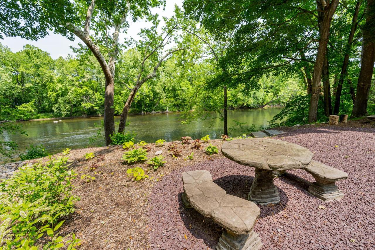 Riverside Log Cabin W Hot Tub Fire Pit Huge Deck Rileyville Exteriér fotografie