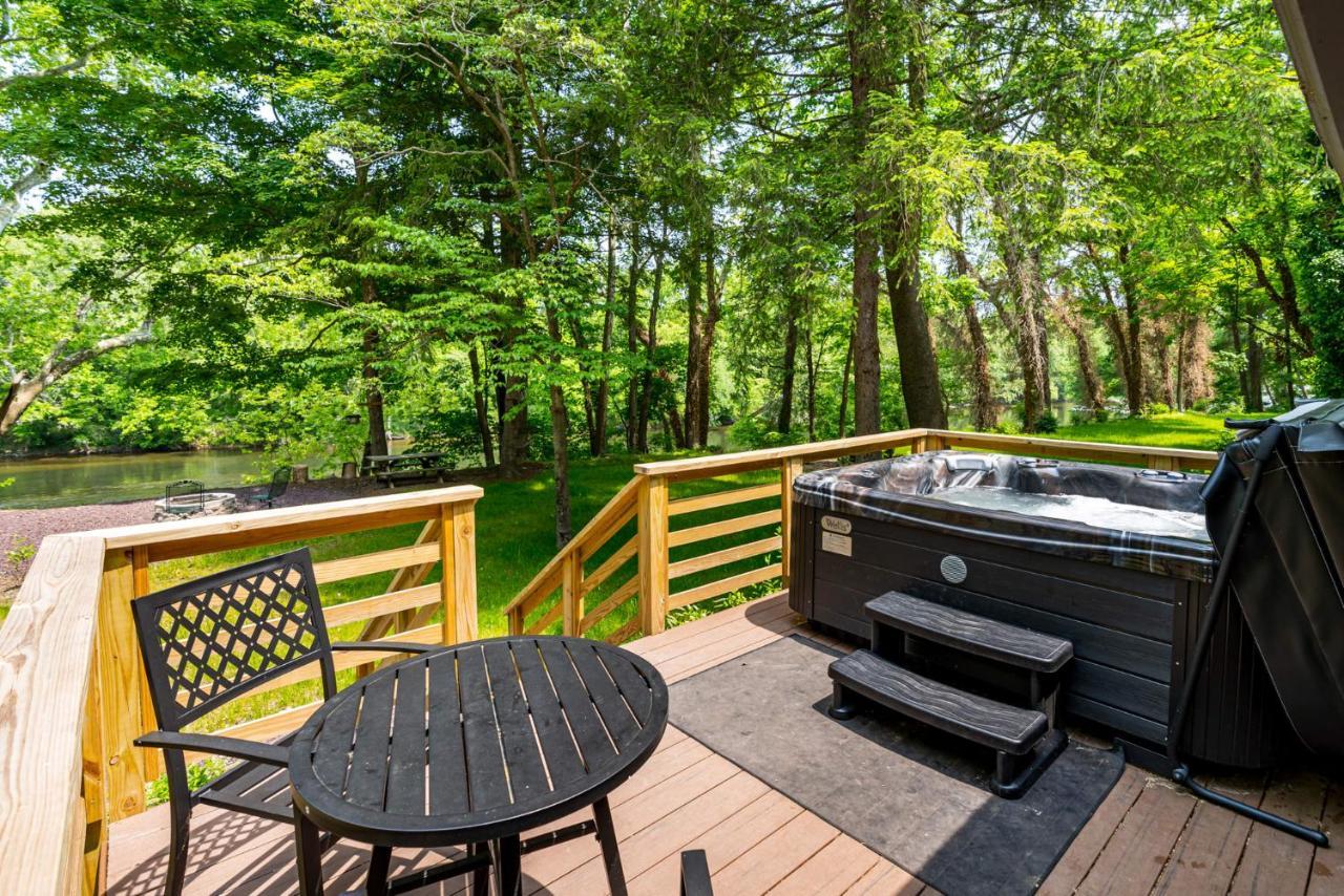 Riverside Log Cabin W Hot Tub Fire Pit Huge Deck Rileyville Exteriér fotografie