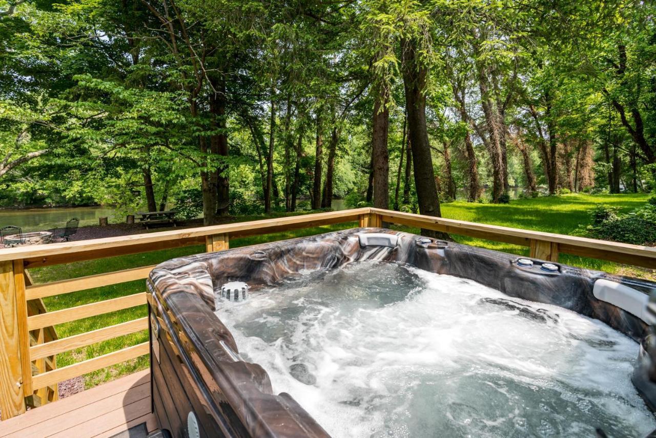 Riverside Log Cabin W Hot Tub Fire Pit Huge Deck Rileyville Exteriér fotografie
